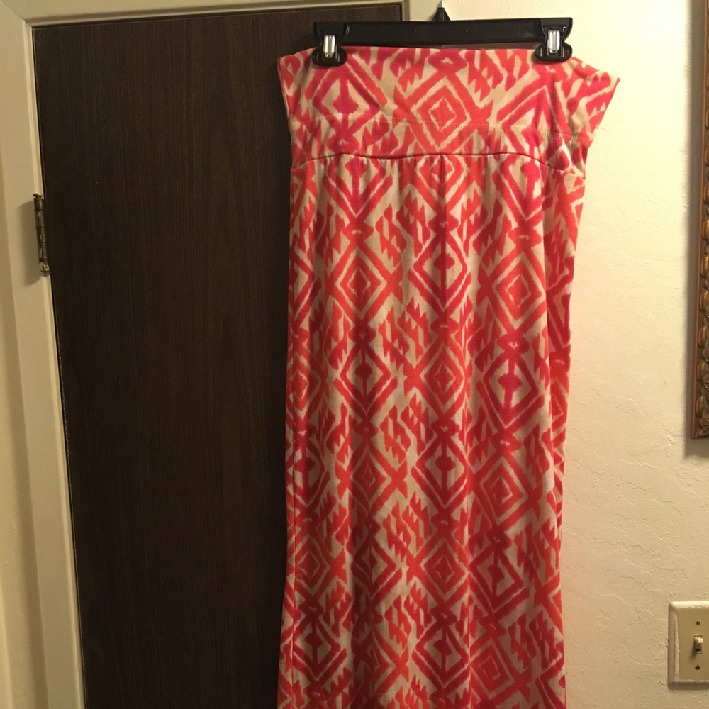 High waistline skirt.